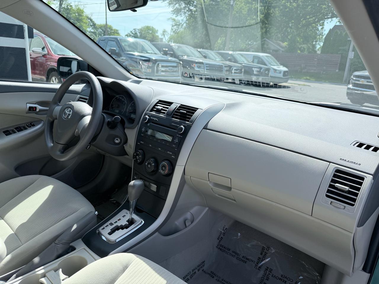 Toyota Corolla Base 5-Speed MT 2010