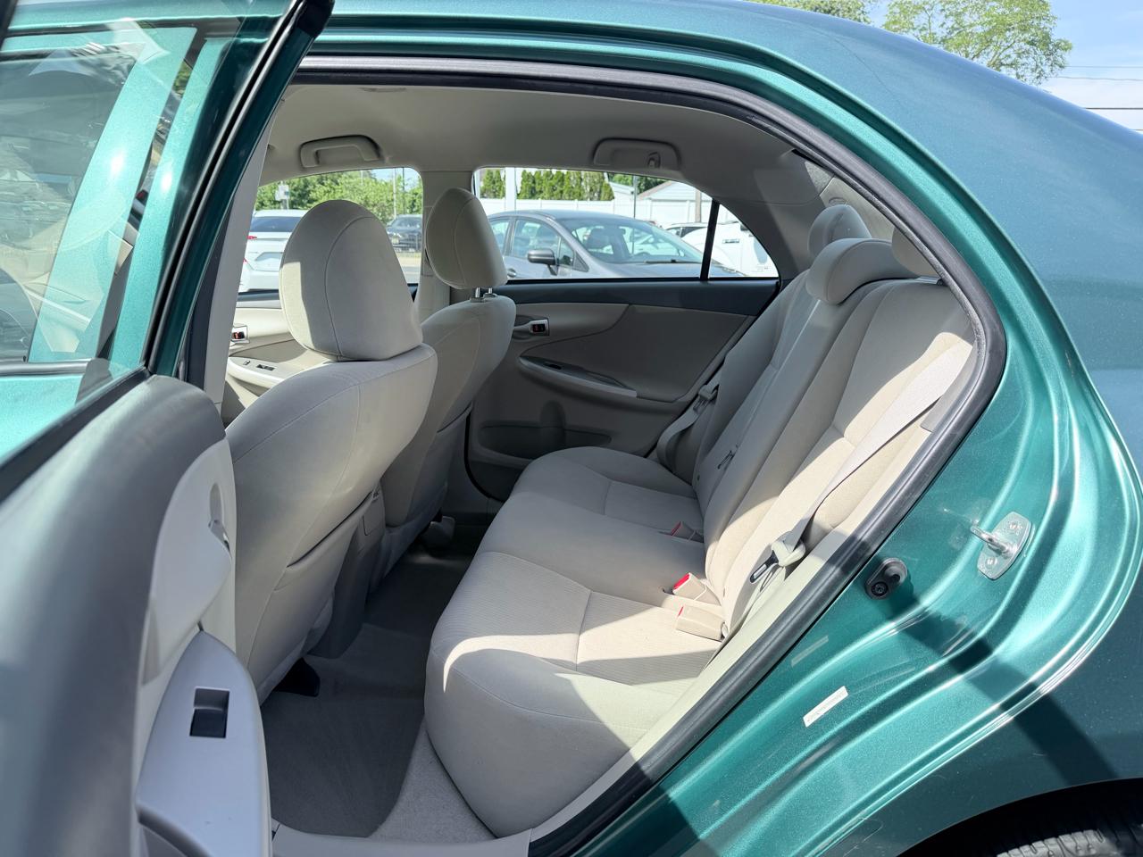 Toyota Corolla Base 5-Speed MT 2010