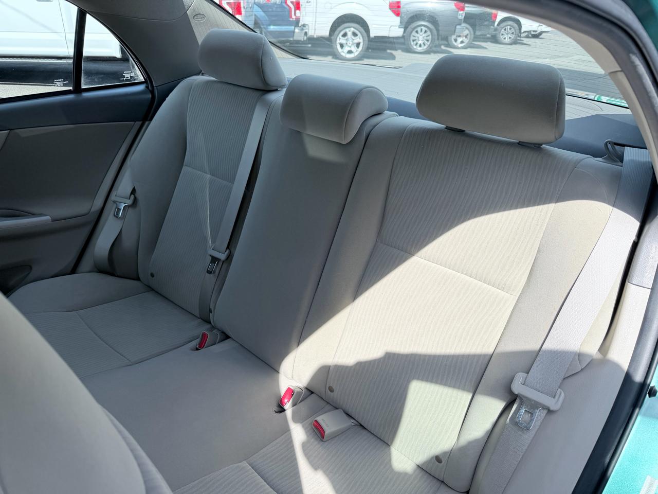 Toyota Corolla Base 5-Speed MT 2010