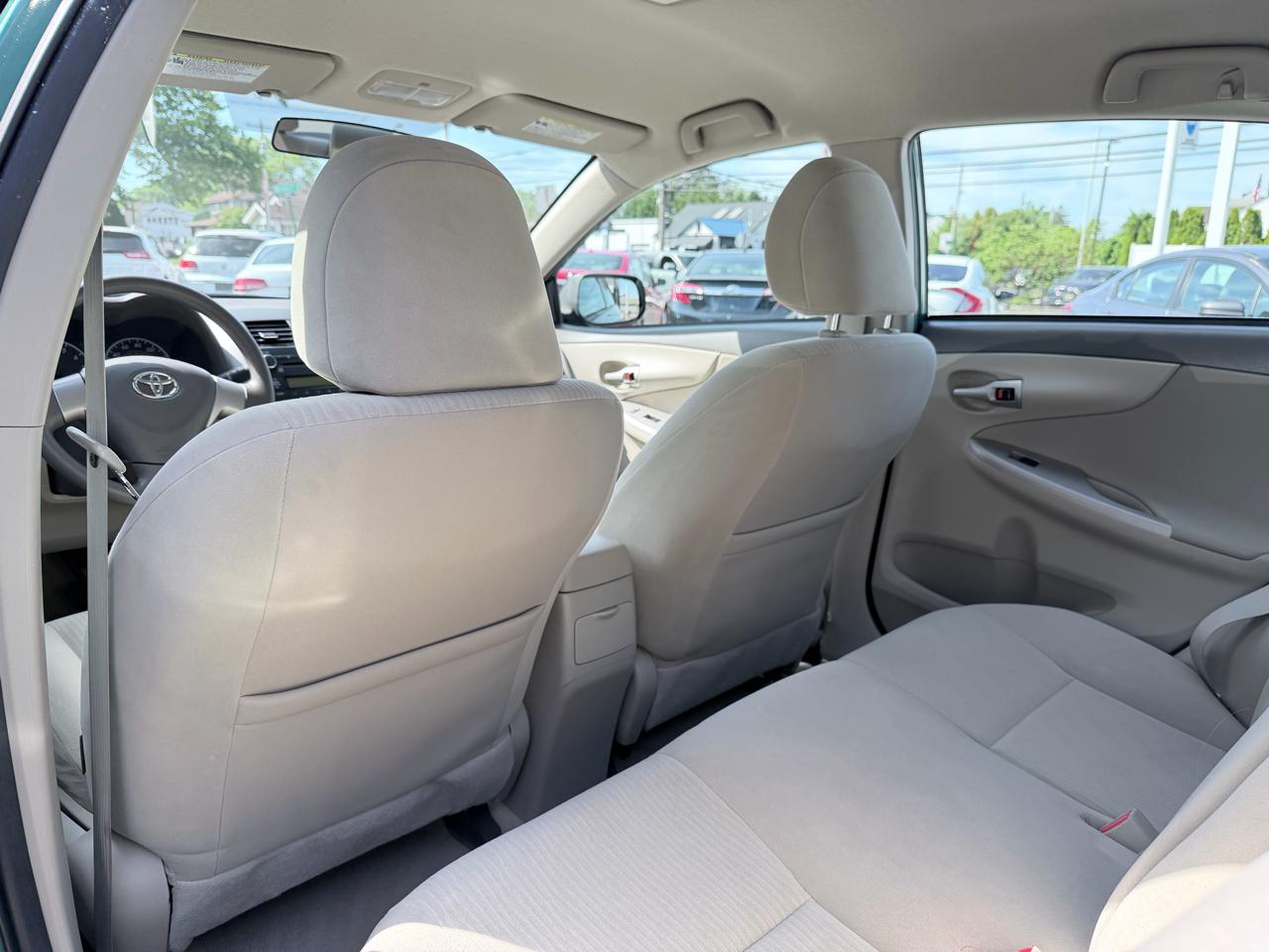 Toyota Corolla Base 5-Speed MT 2010