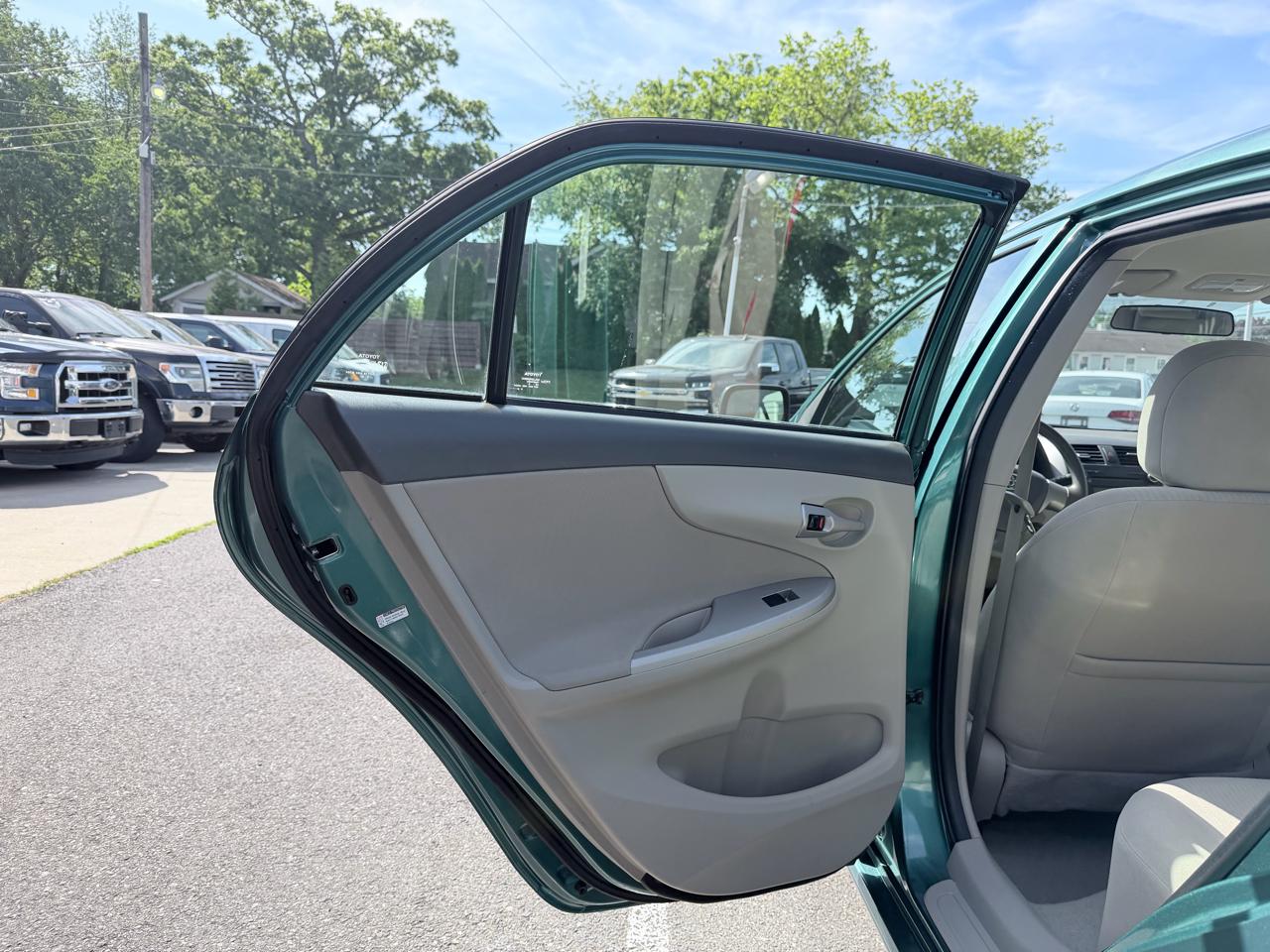 Toyota Corolla Base 5-Speed MT 2010