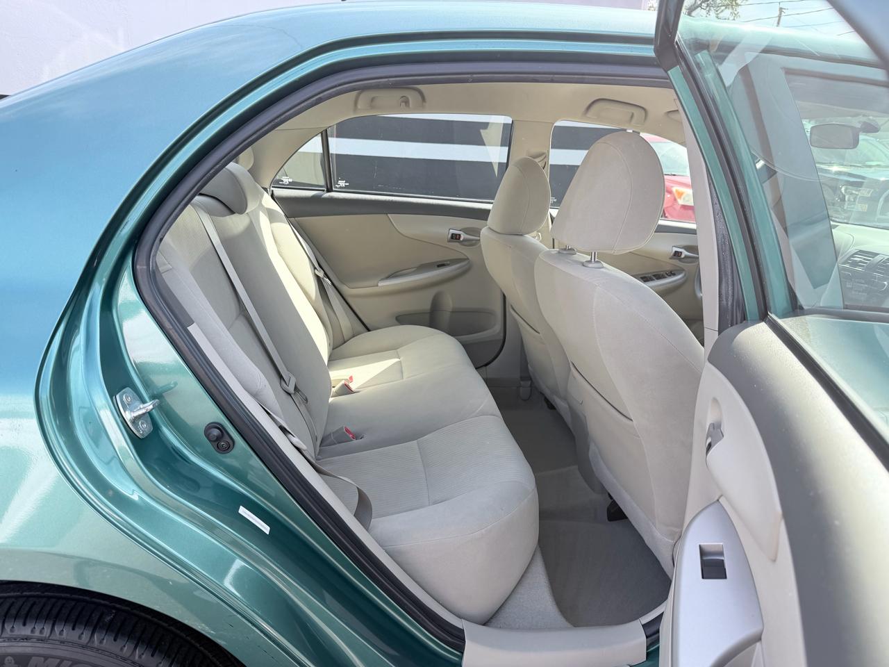 Toyota Corolla Base 5-Speed MT 2010
