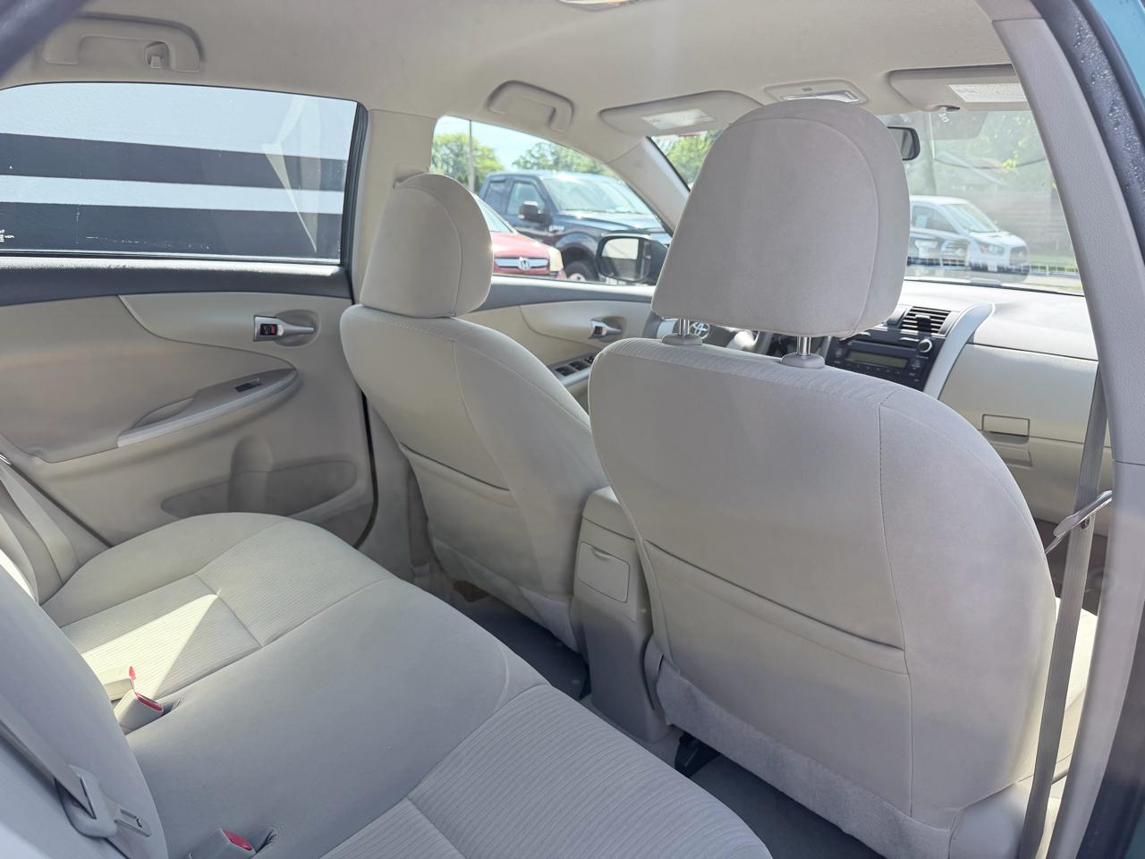 Toyota Corolla Base 5-Speed MT 2010