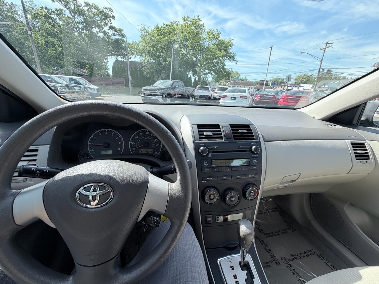 Toyota Corolla Base 5-Speed MT 2010