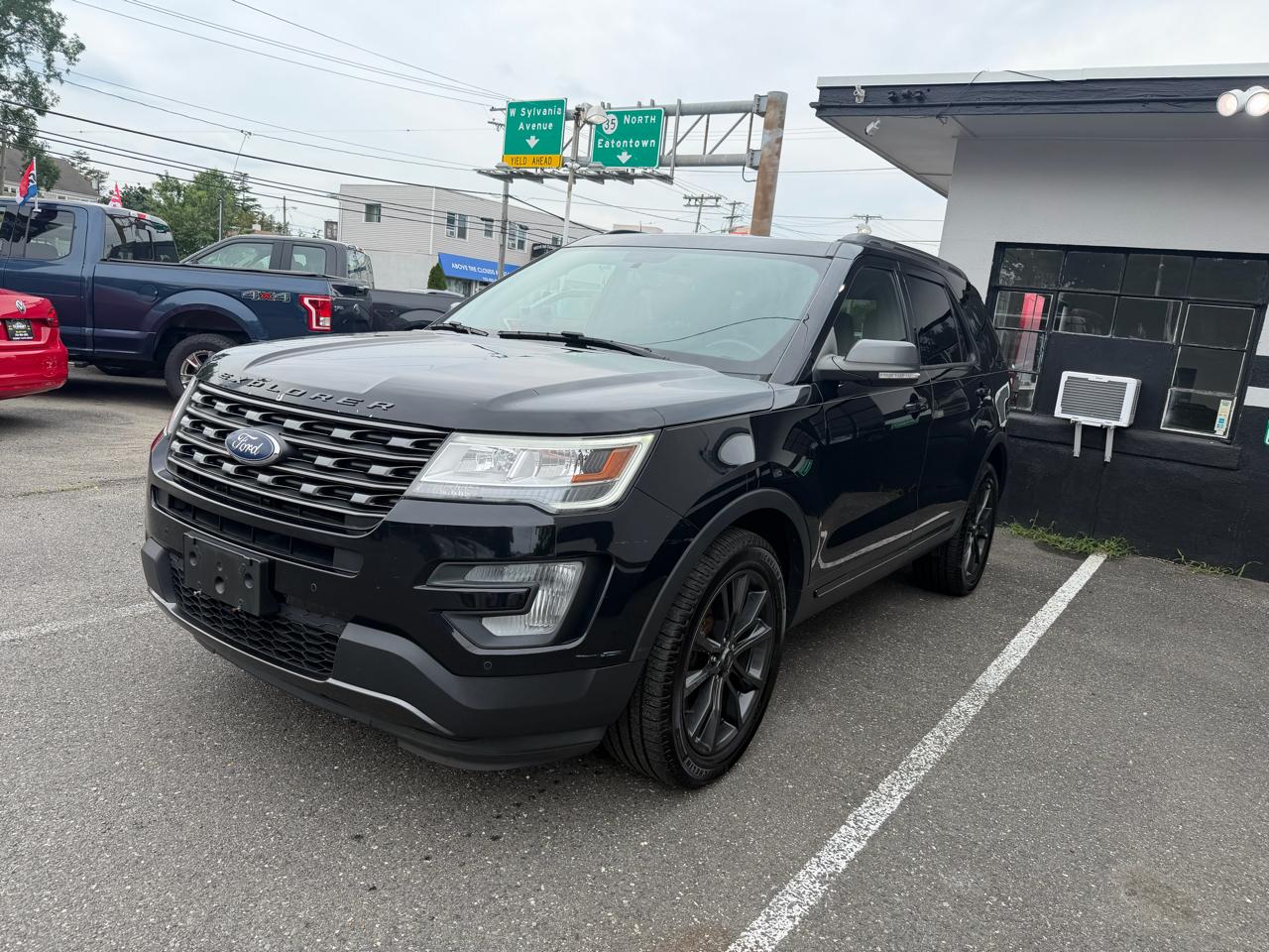 2017 Ford Explorer XLT - Photo 2
