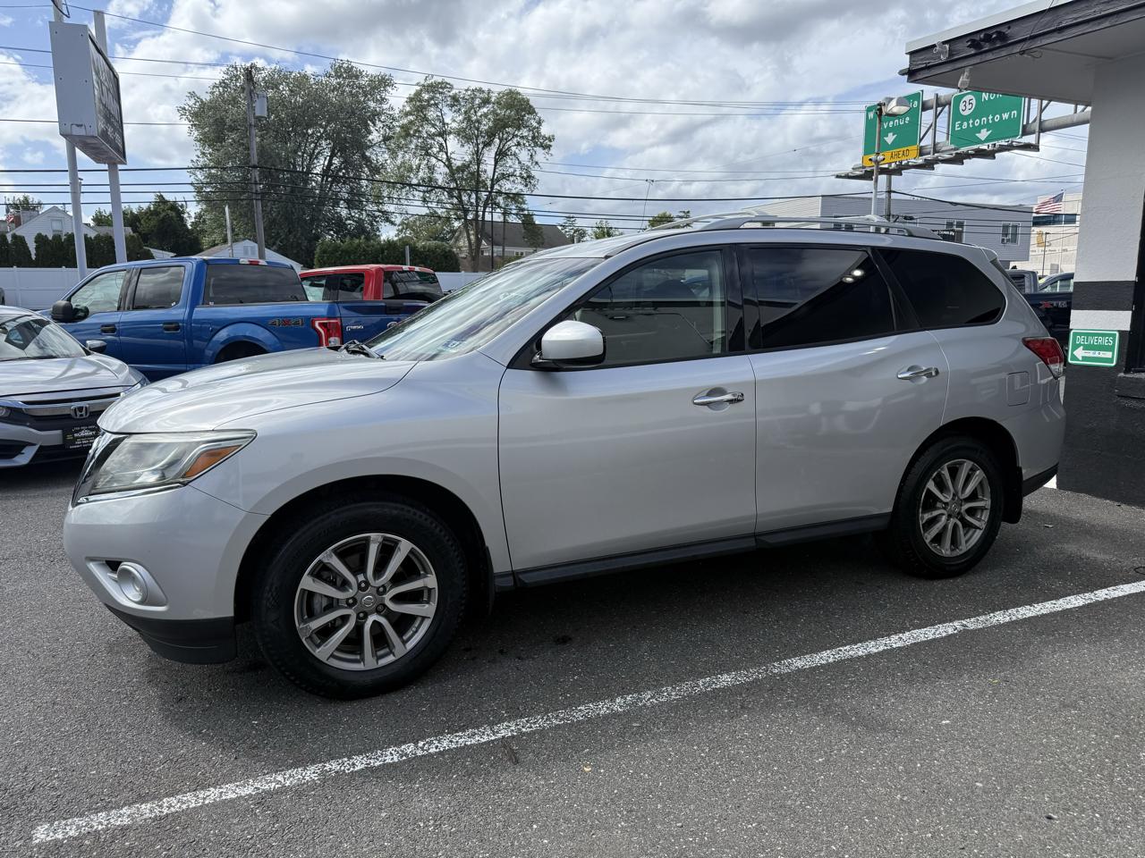 Nissan Pathfinder SV 4WD 2015