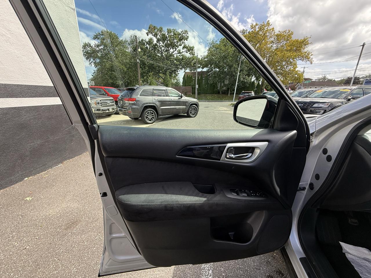 Nissan Pathfinder SV 4WD 2015