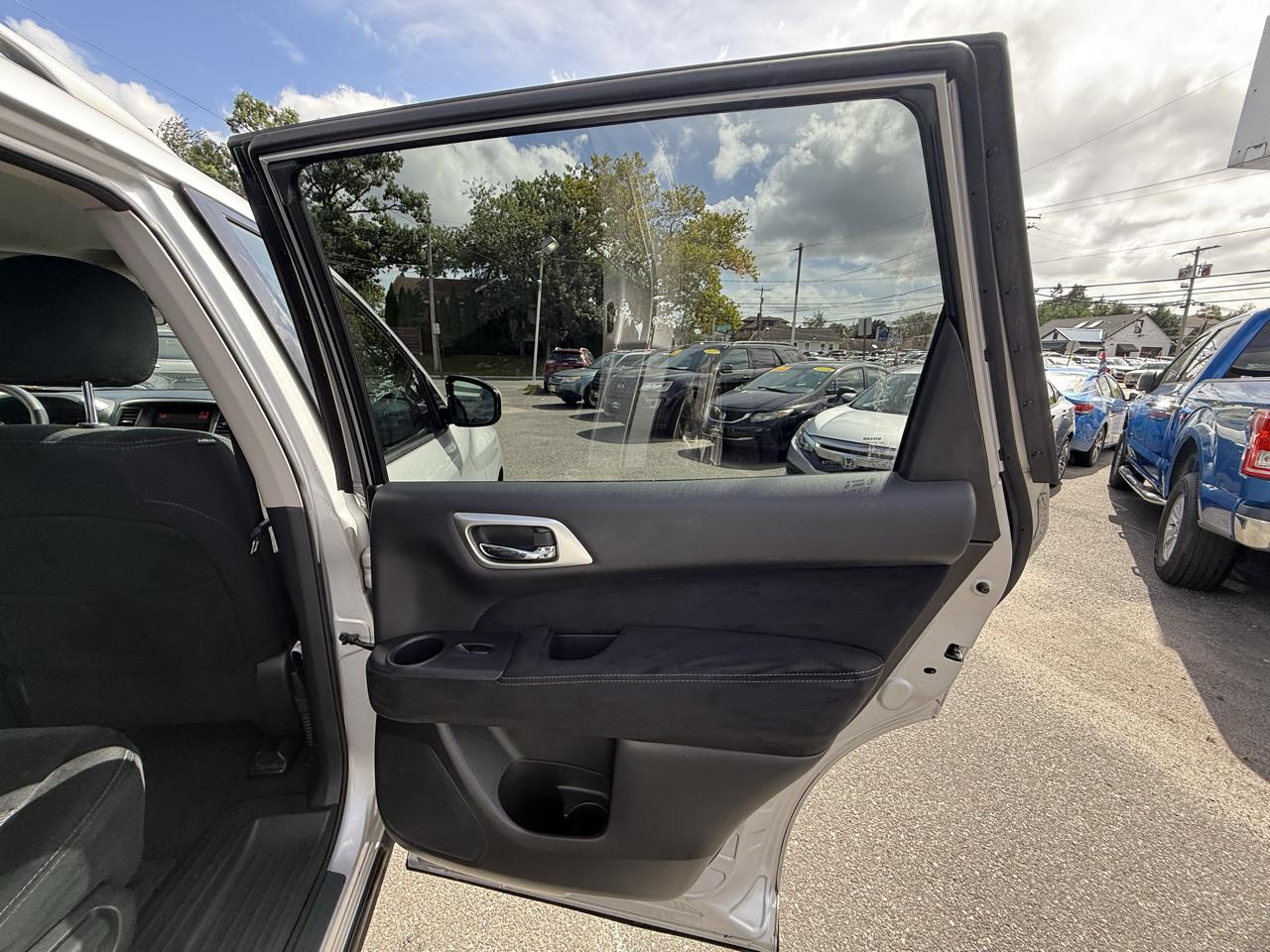 Nissan Pathfinder SV 4WD 2015