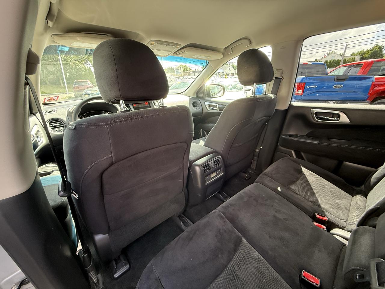 Nissan Pathfinder SV 4WD 2015