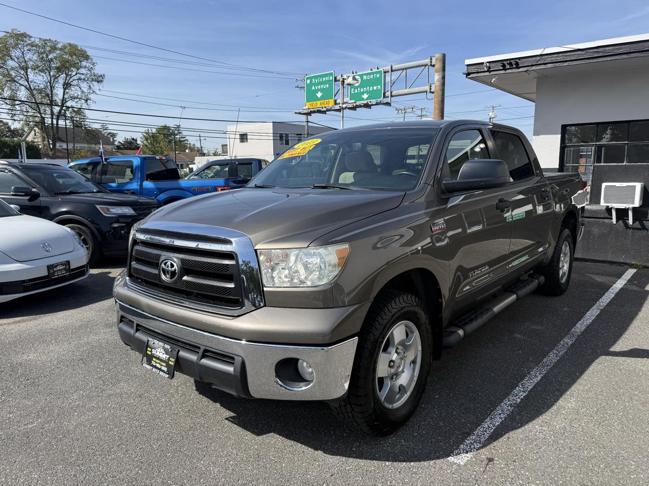 Toyota Tundra Tundra-Grade CrewMax 5.7L 4WD 2013