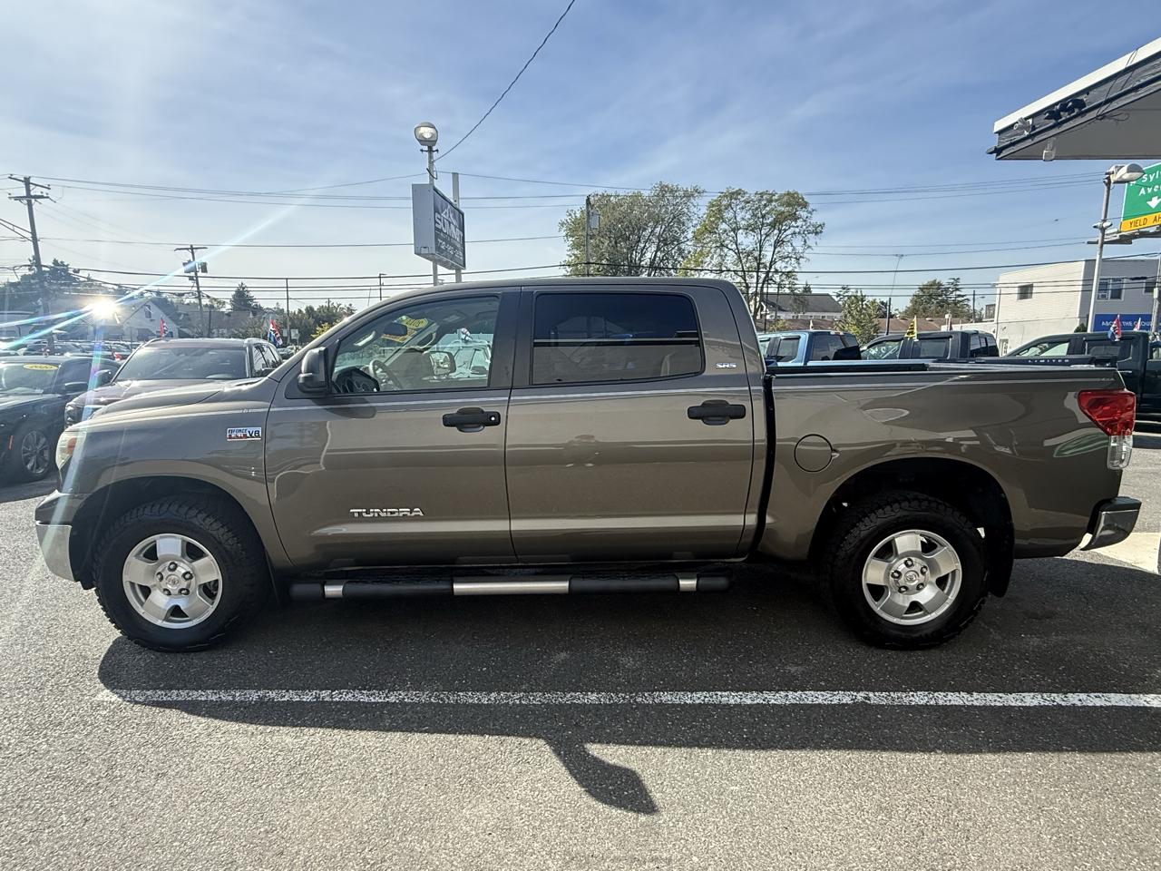 Toyota Tundra Tundra-Grade CrewMax 5.7L 4WD 2013