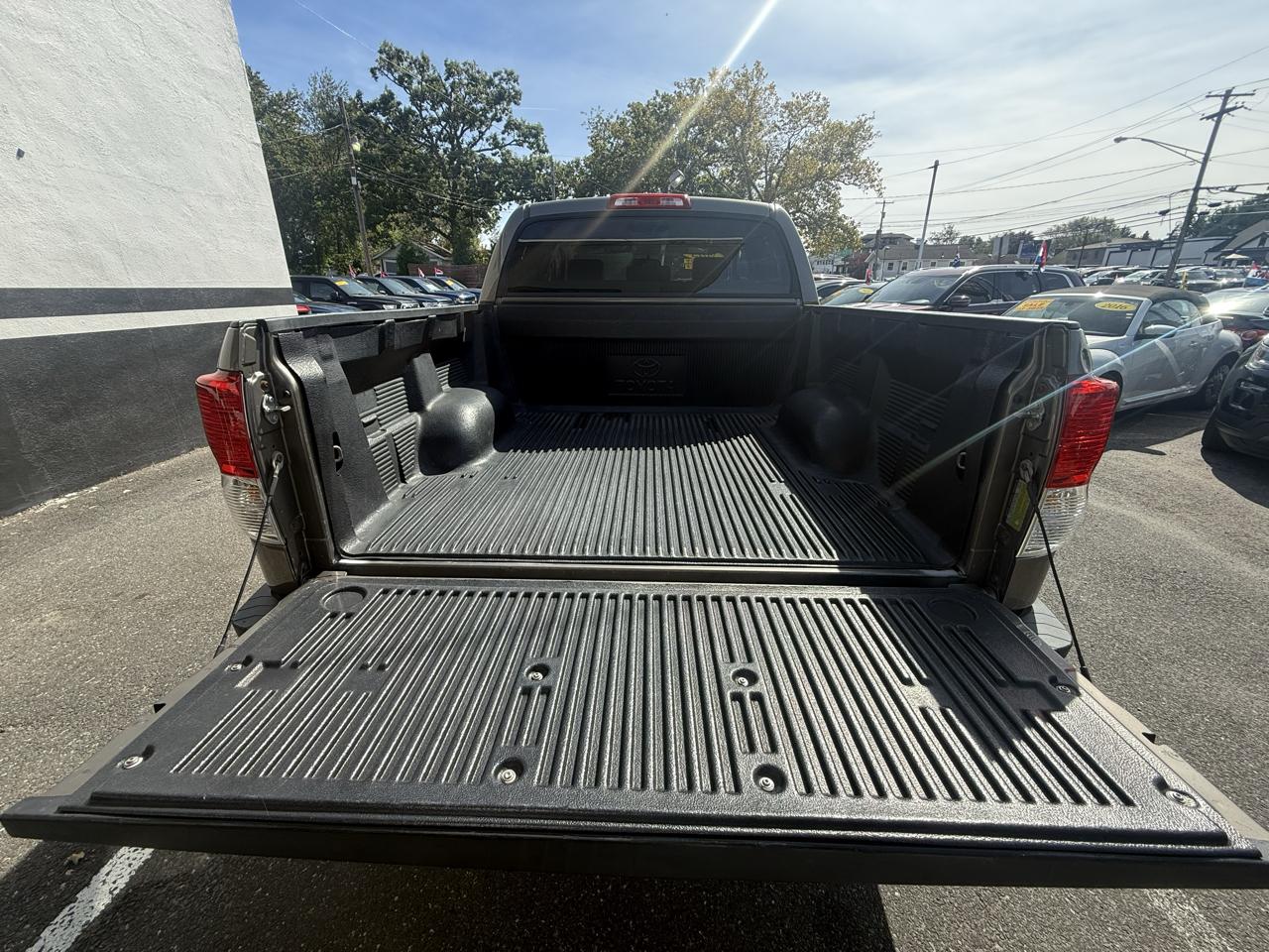 Toyota Tundra Tundra-Grade CrewMax 5.7L 4WD 2013