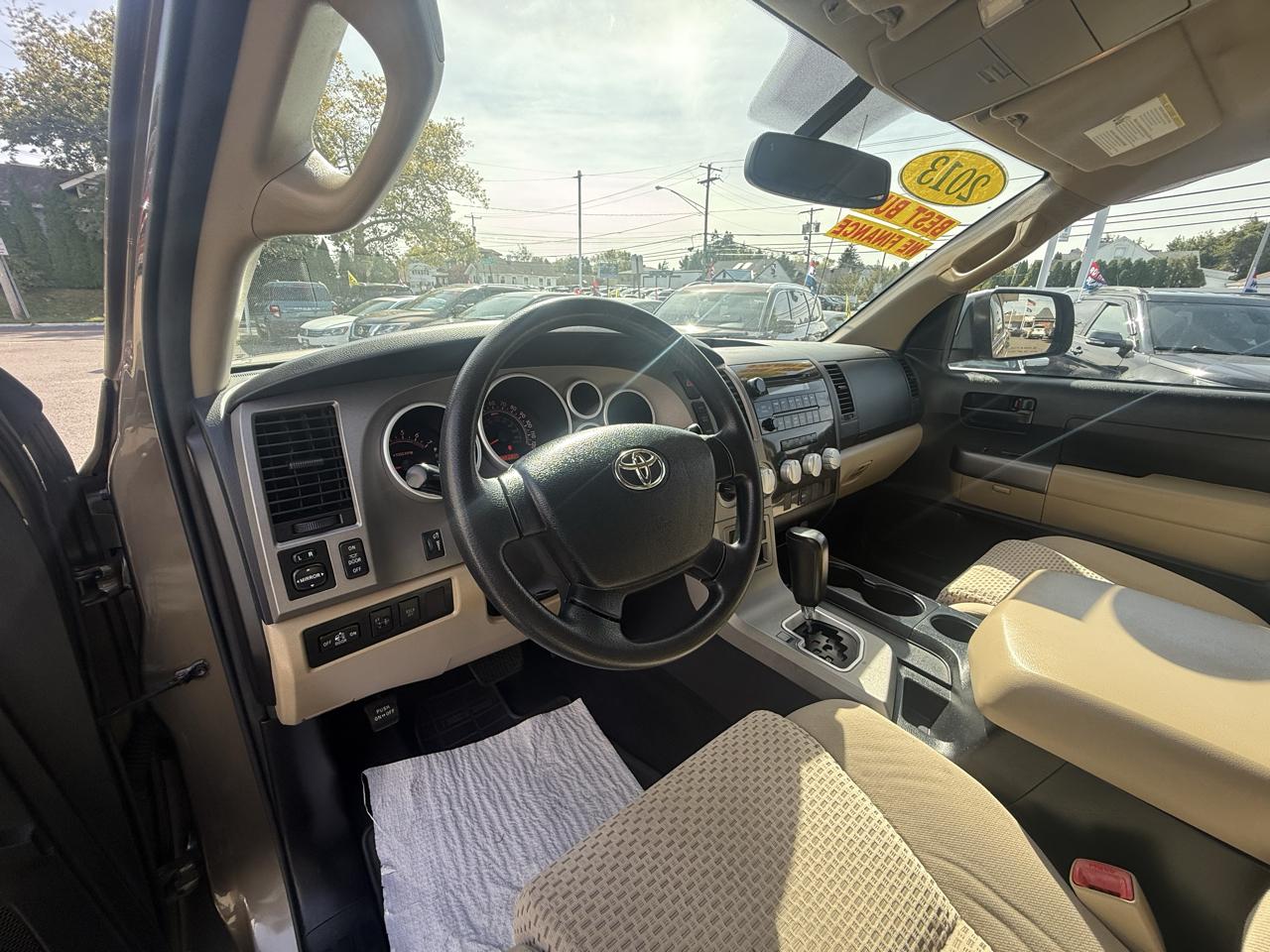 Toyota Tundra Tundra-Grade CrewMax 5.7L 4WD 2013