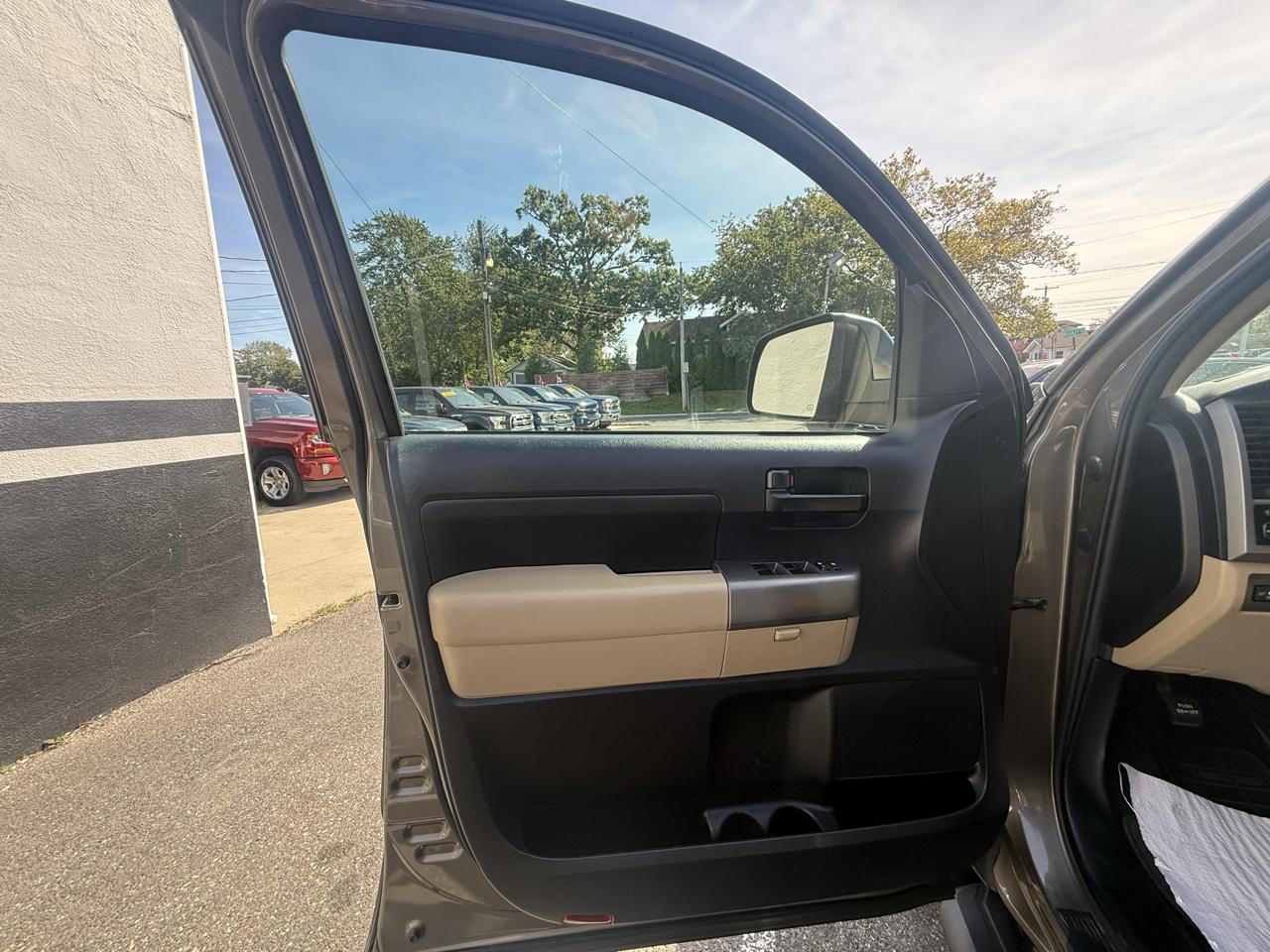 Toyota Tundra Tundra-Grade CrewMax 5.7L 4WD 2013
