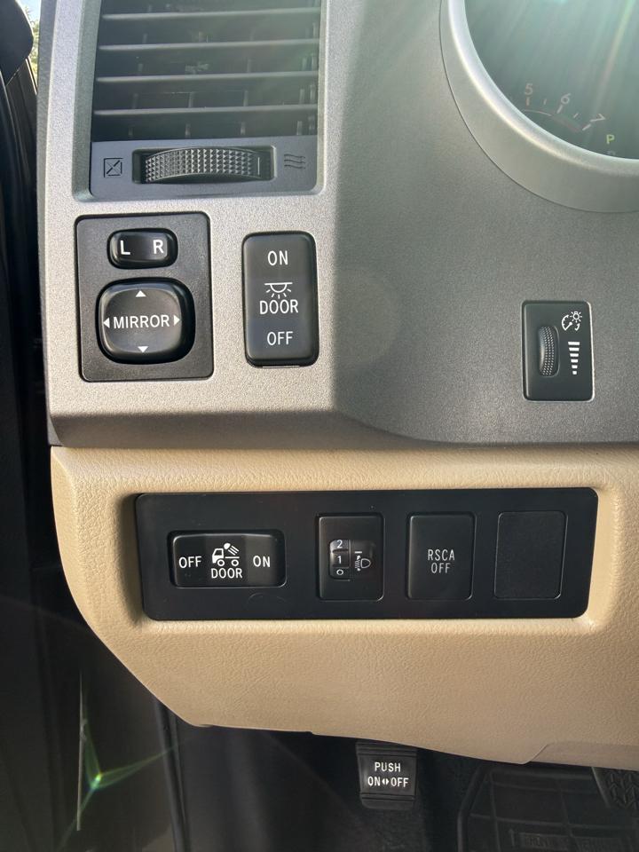 Toyota Tundra Tundra-Grade CrewMax 5.7L 4WD 2013