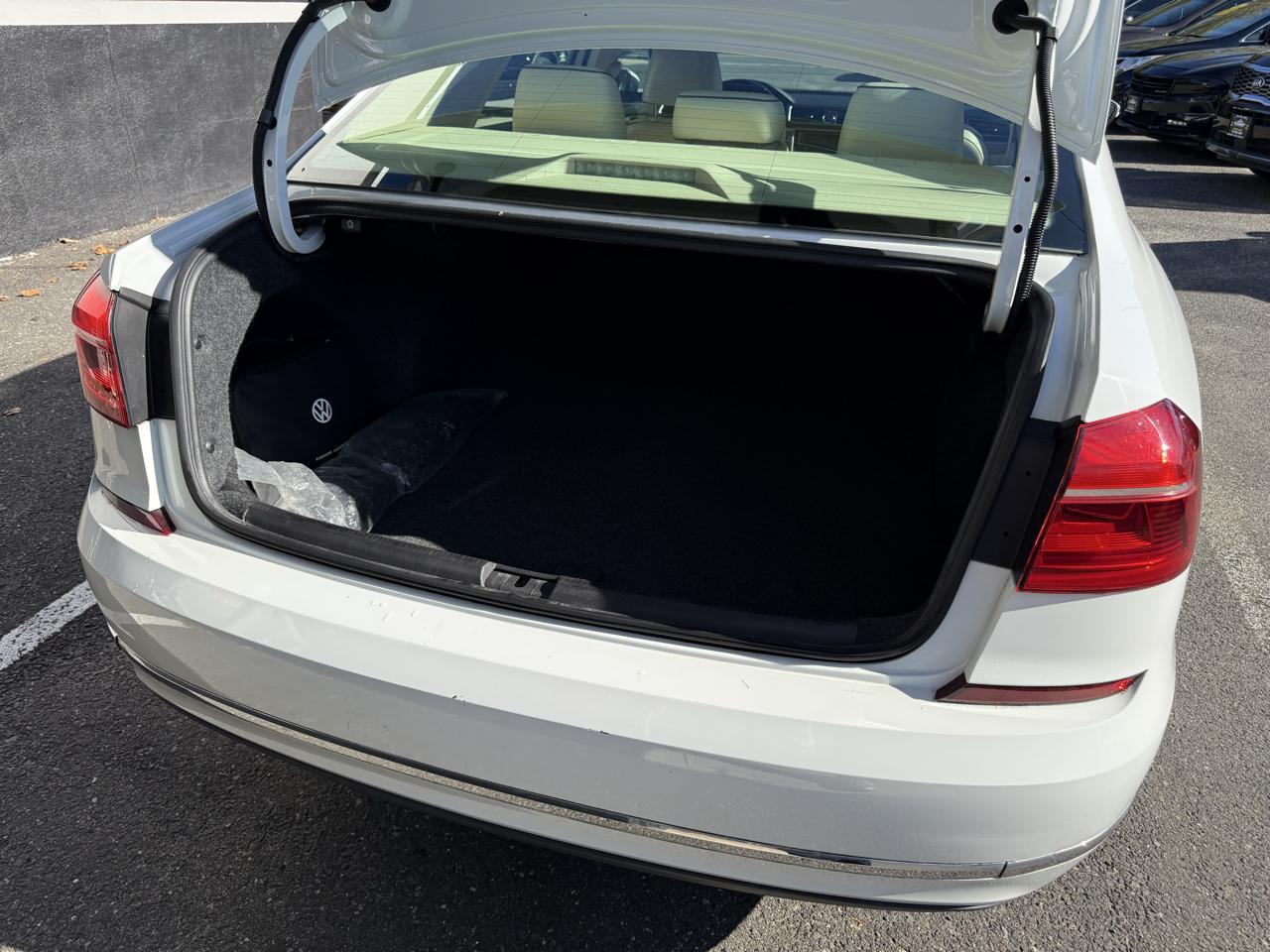 Volkswagen Passat SE PZEV 6A w/ Sunroof & Nav 2016