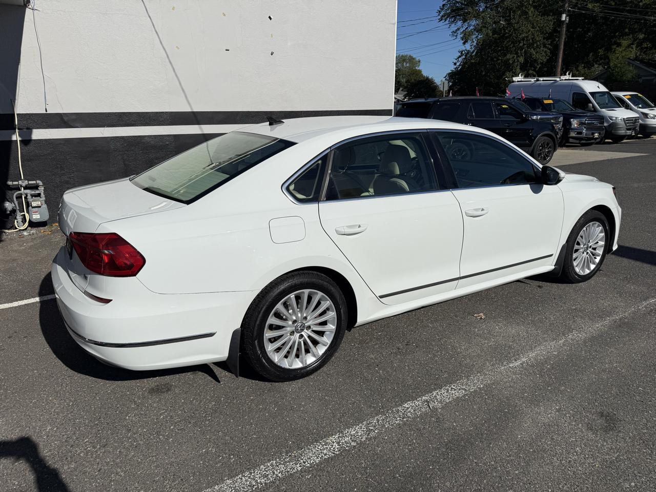 Volkswagen Passat SE PZEV 6A w/ Sunroof & Nav 2016