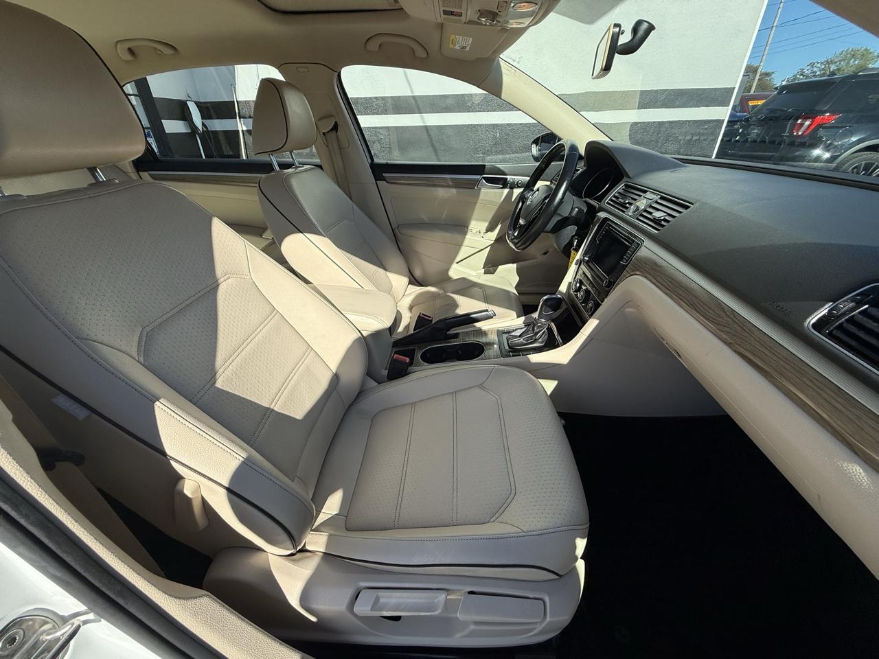Volkswagen Passat SE PZEV 6A w/ Sunroof & Nav 2016