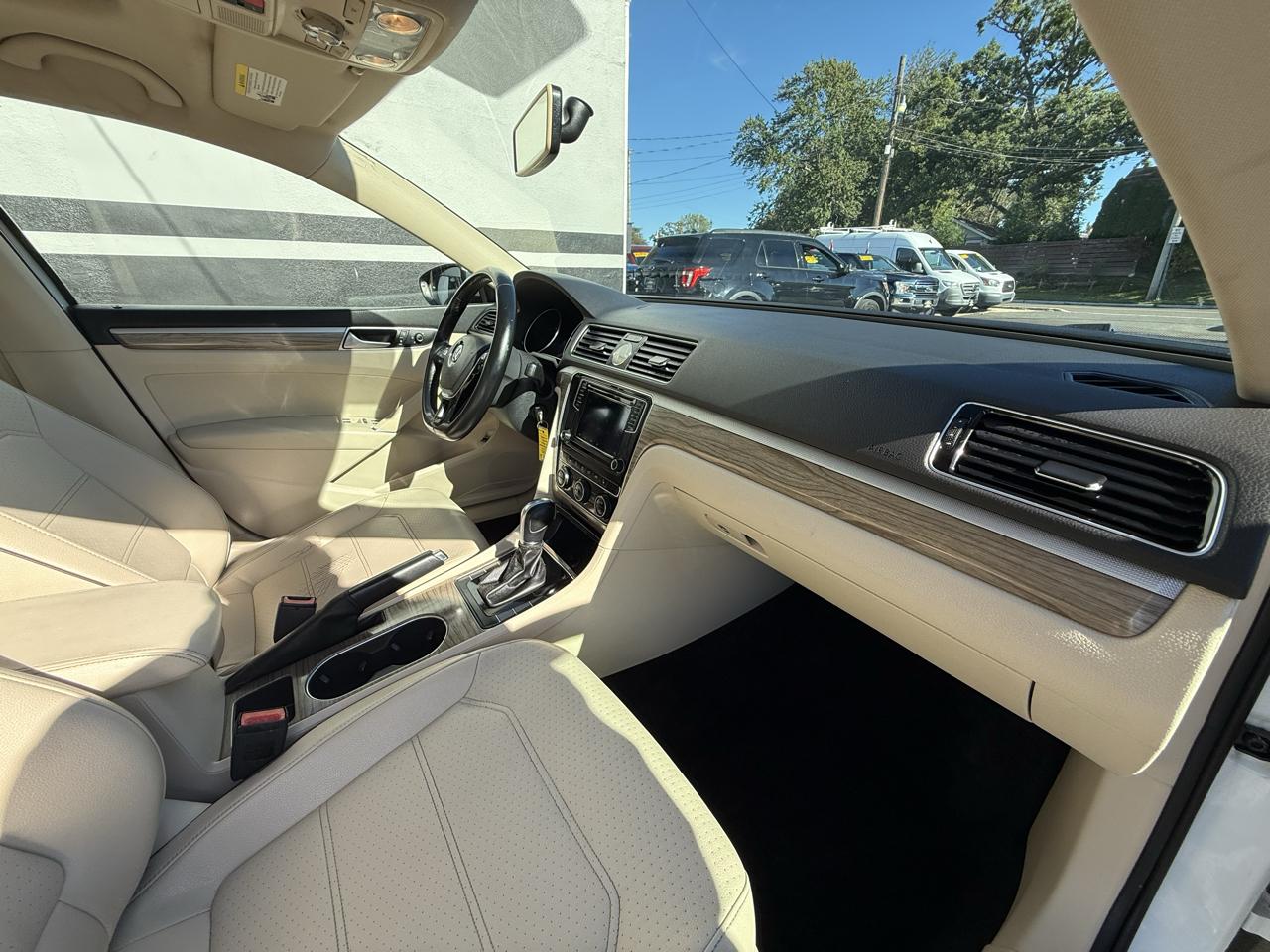 Volkswagen Passat SE PZEV 6A w/ Sunroof & Nav 2016