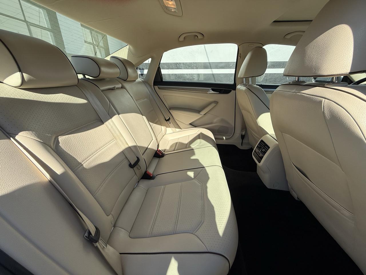 Volkswagen Passat SE PZEV 6A w/ Sunroof & Nav 2016