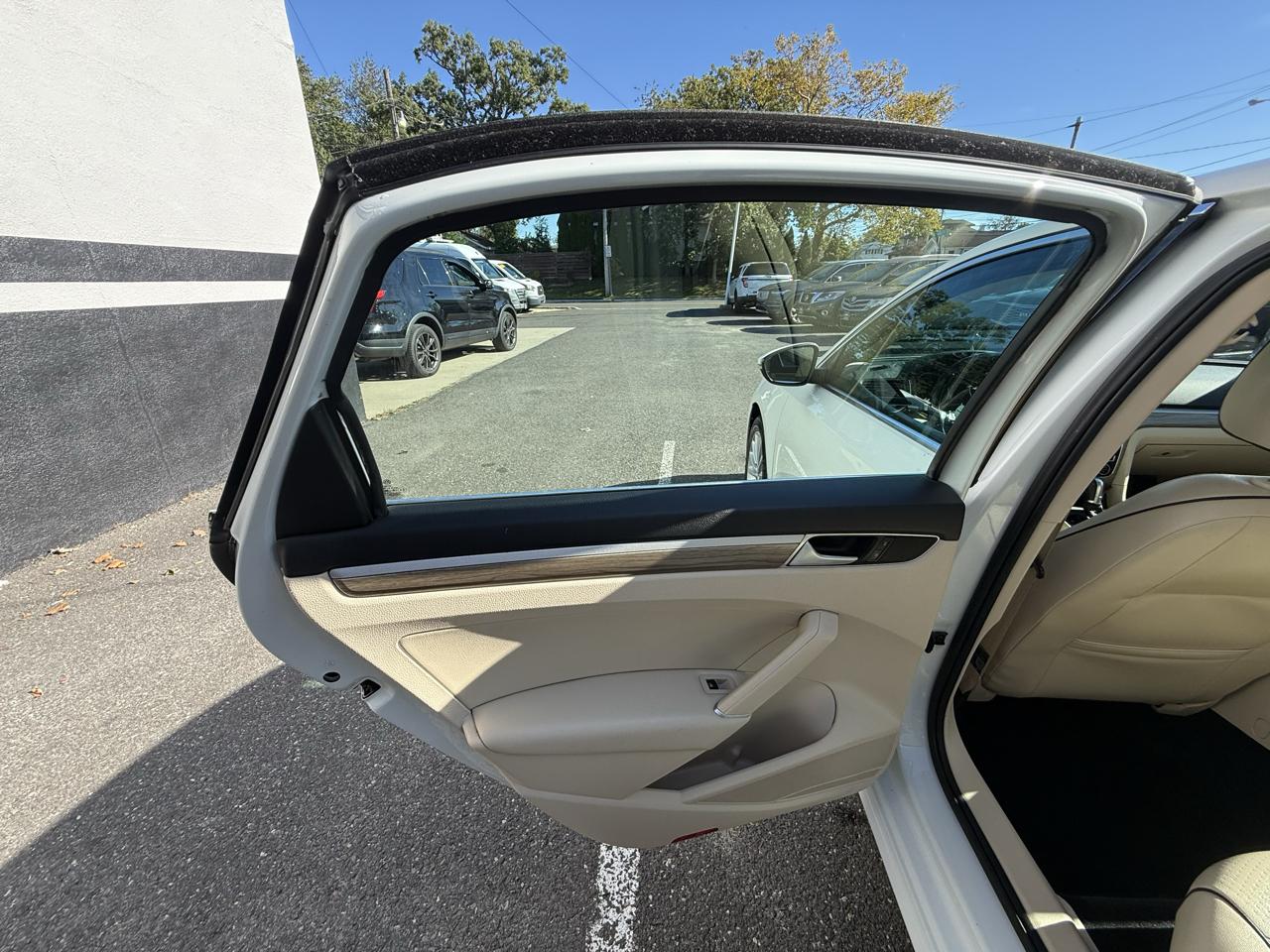 Volkswagen Passat SE PZEV 6A w/ Sunroof & Nav 2016