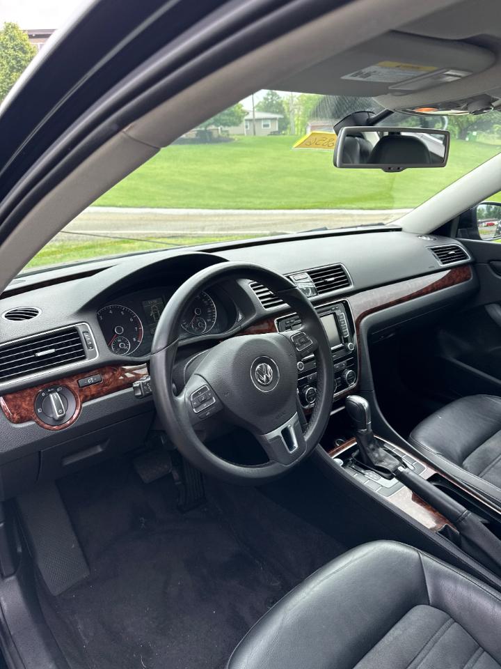 Volkswagen Passat 2.5L SEL 2012