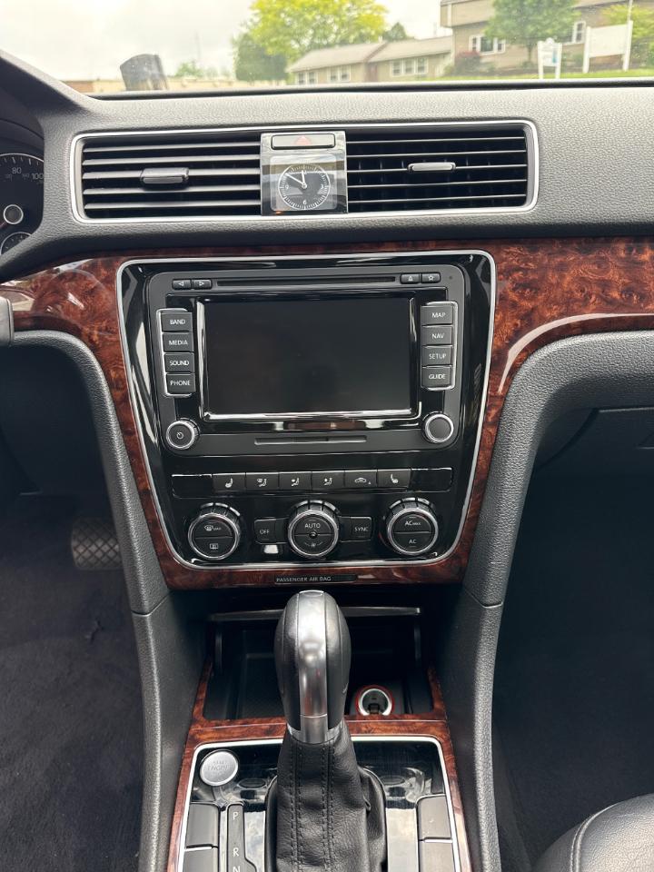Volkswagen Passat 2.5L SEL 2012