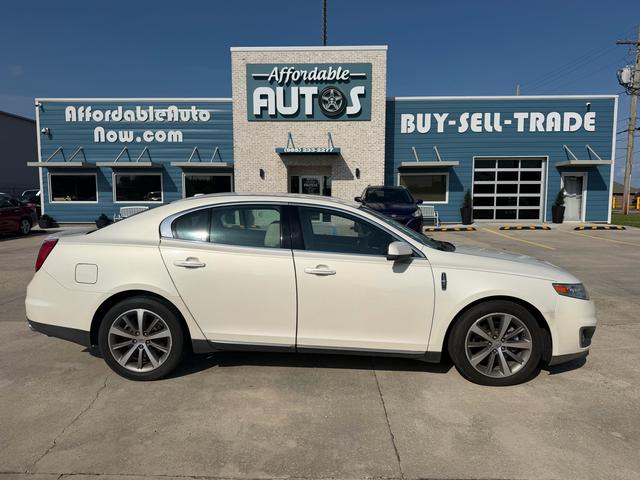 White 2009 Lincoln MKS Sedan Front-Wheel Drive 6-Speed Automatic
