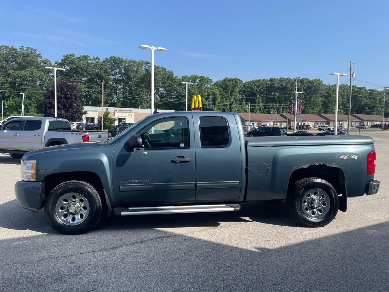 Chevrolet Silverado 1500 4WD Ext Cab 143.5" LT 2011