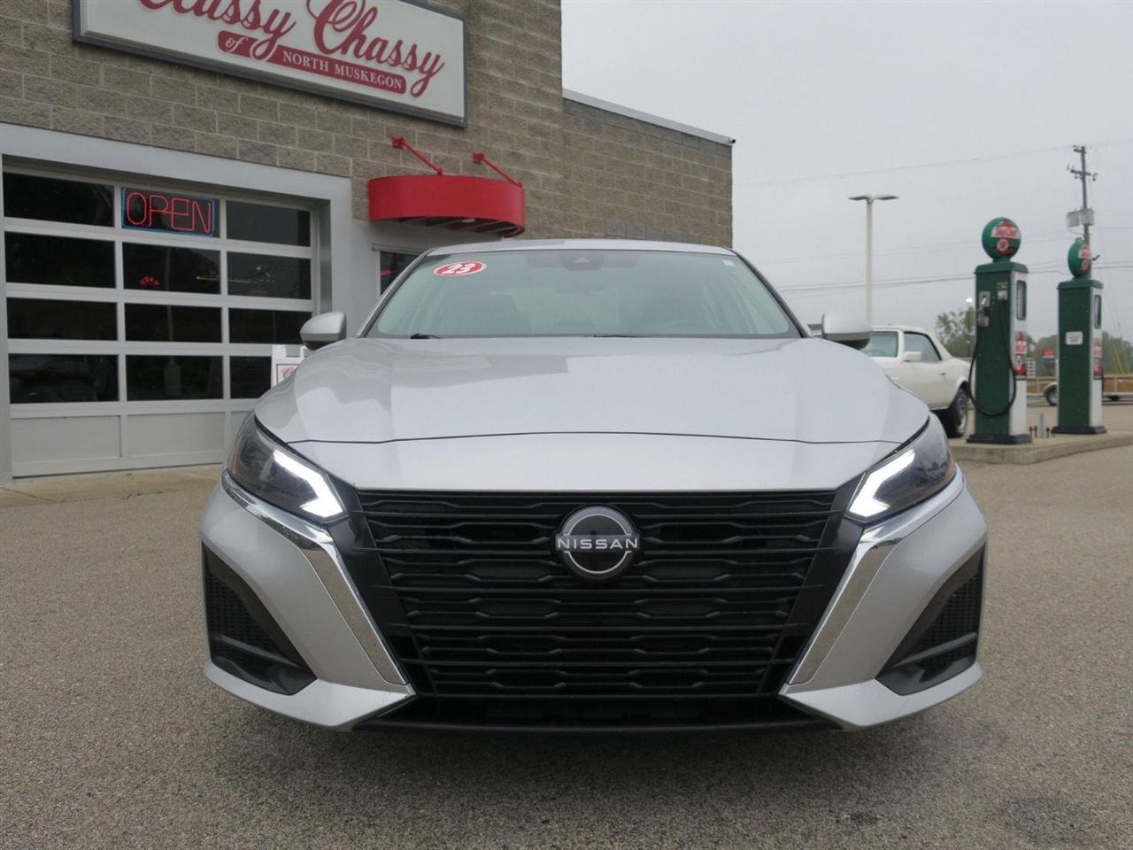 Nissan Altima photo 2