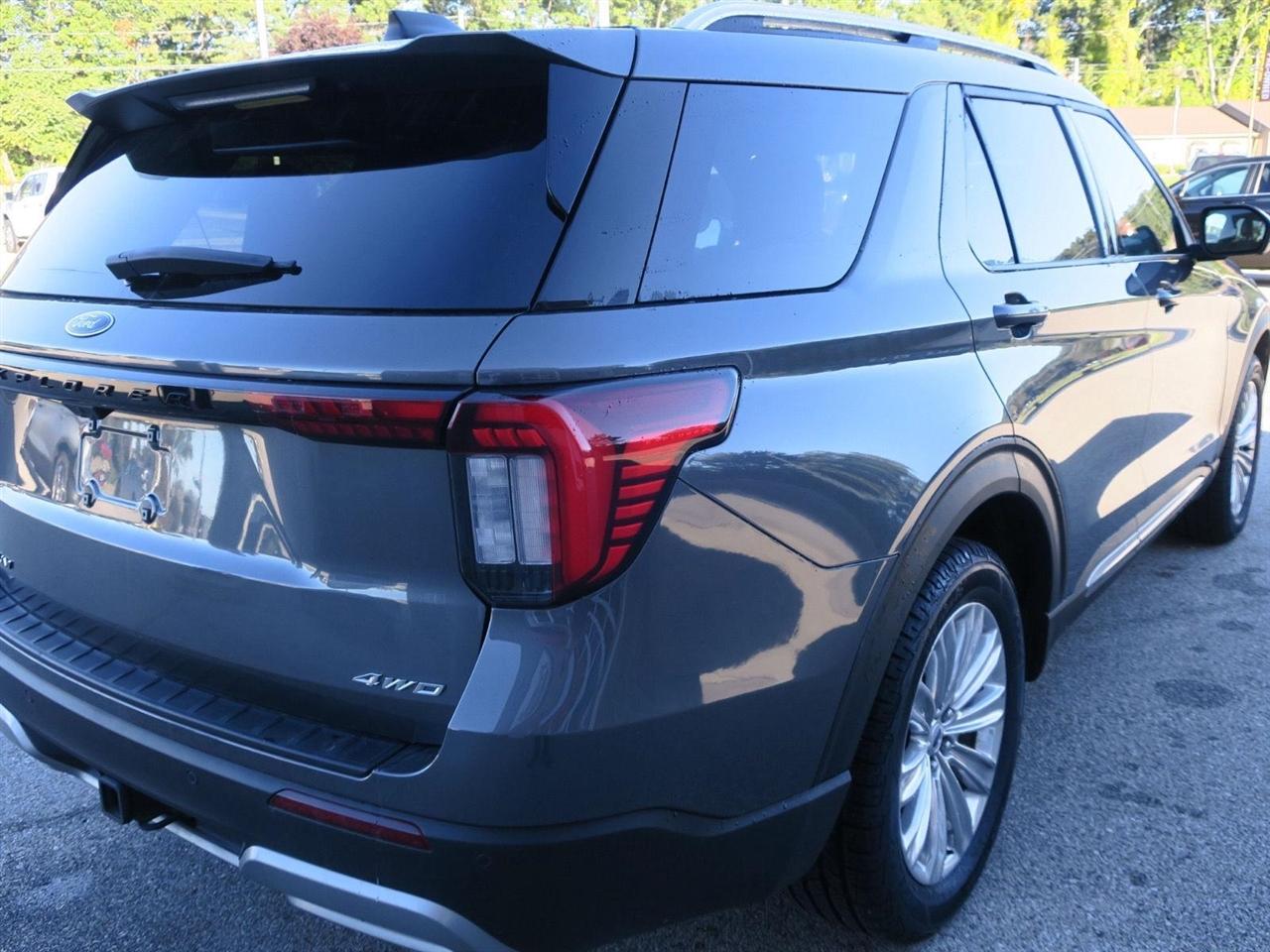 Ford Explorer photo 2
