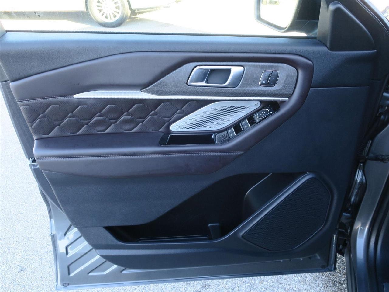 Ford Explorer photo 16