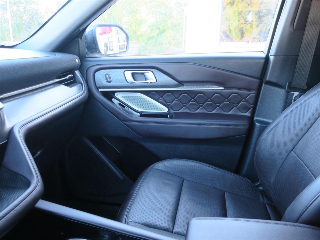 Ford Explorer photo 21