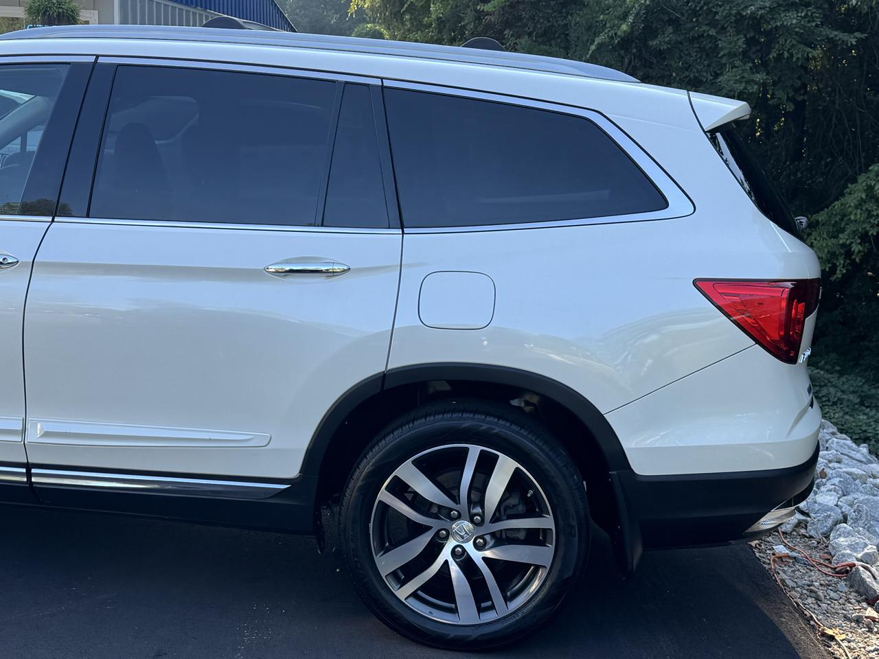 Honda Pilot 2WD 4dr Touring w/RES & Navi 2016