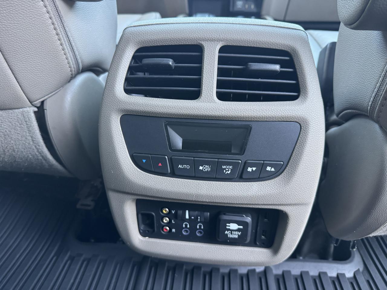 Honda Pilot 2WD 4dr Touring w/RES & Navi 2016