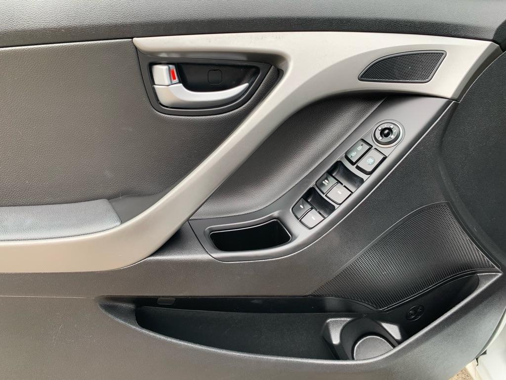 Hyundai Elantra SE 6AT 2015