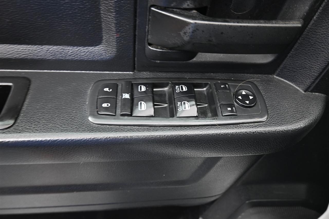 RAM 1500 Tradesman Crew Cab SWB 4WD 2016