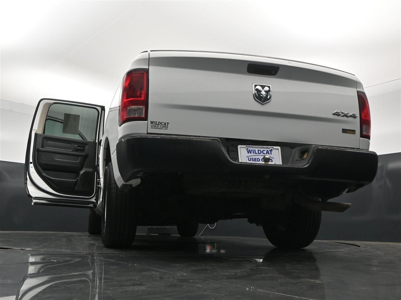 RAM 1500 Tradesman Crew Cab SWB 4WD 2016