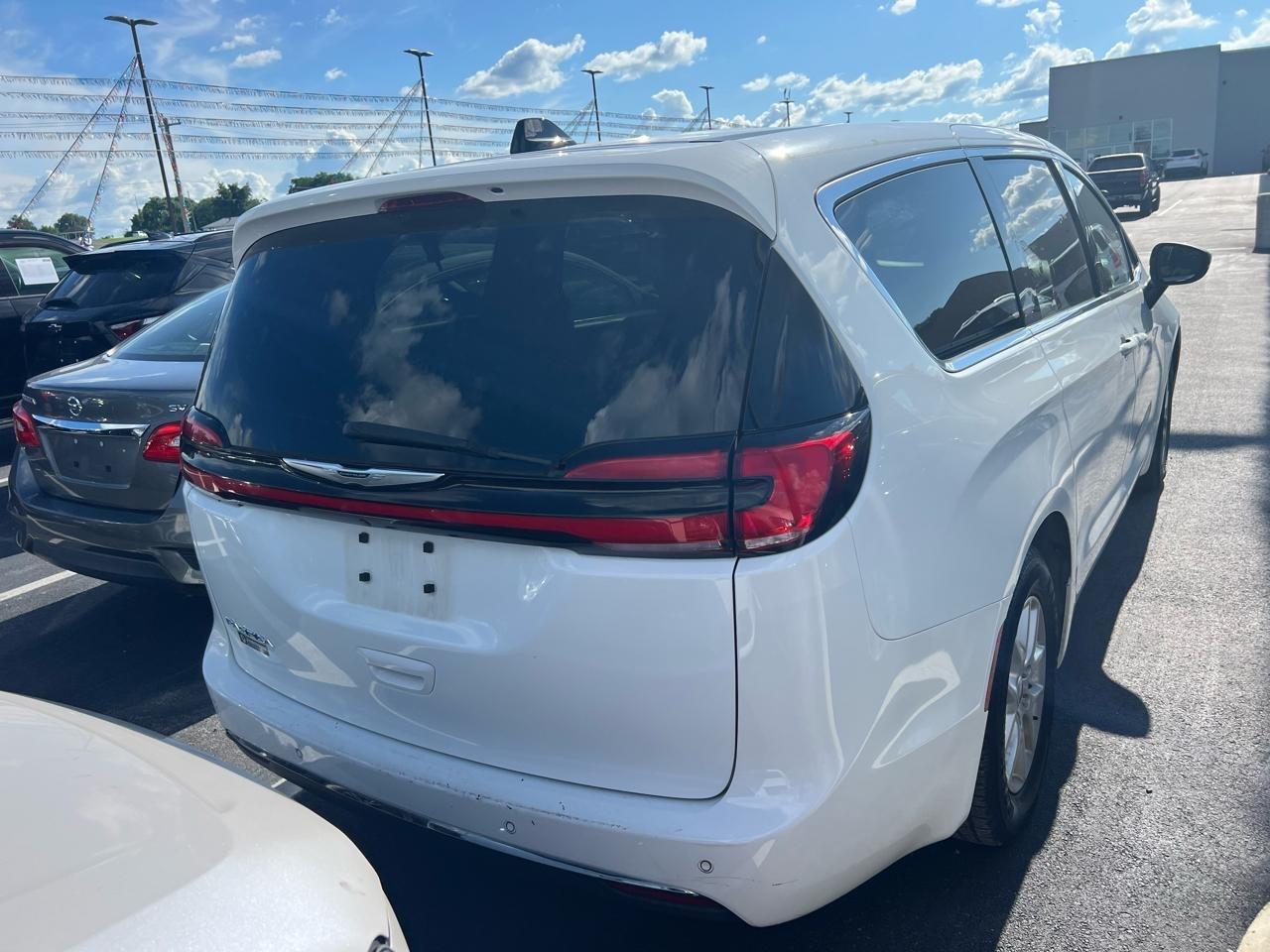 Chrysler Pacifica Touring 2023