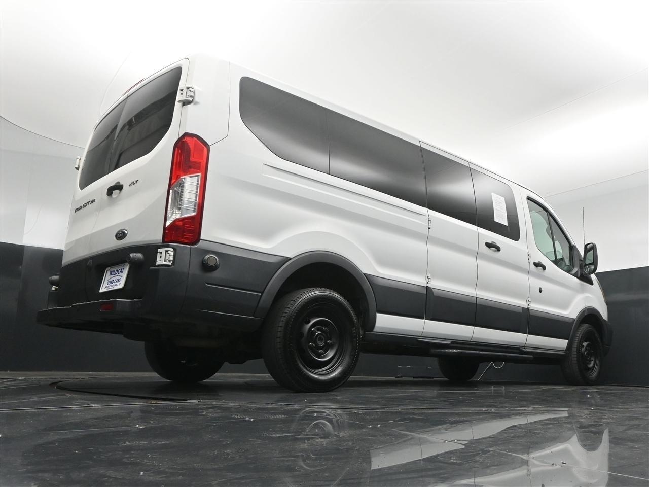 Ford Transit 350 Wagon Low Roof XLT 60/40 Pass. 148-in. WB 2015