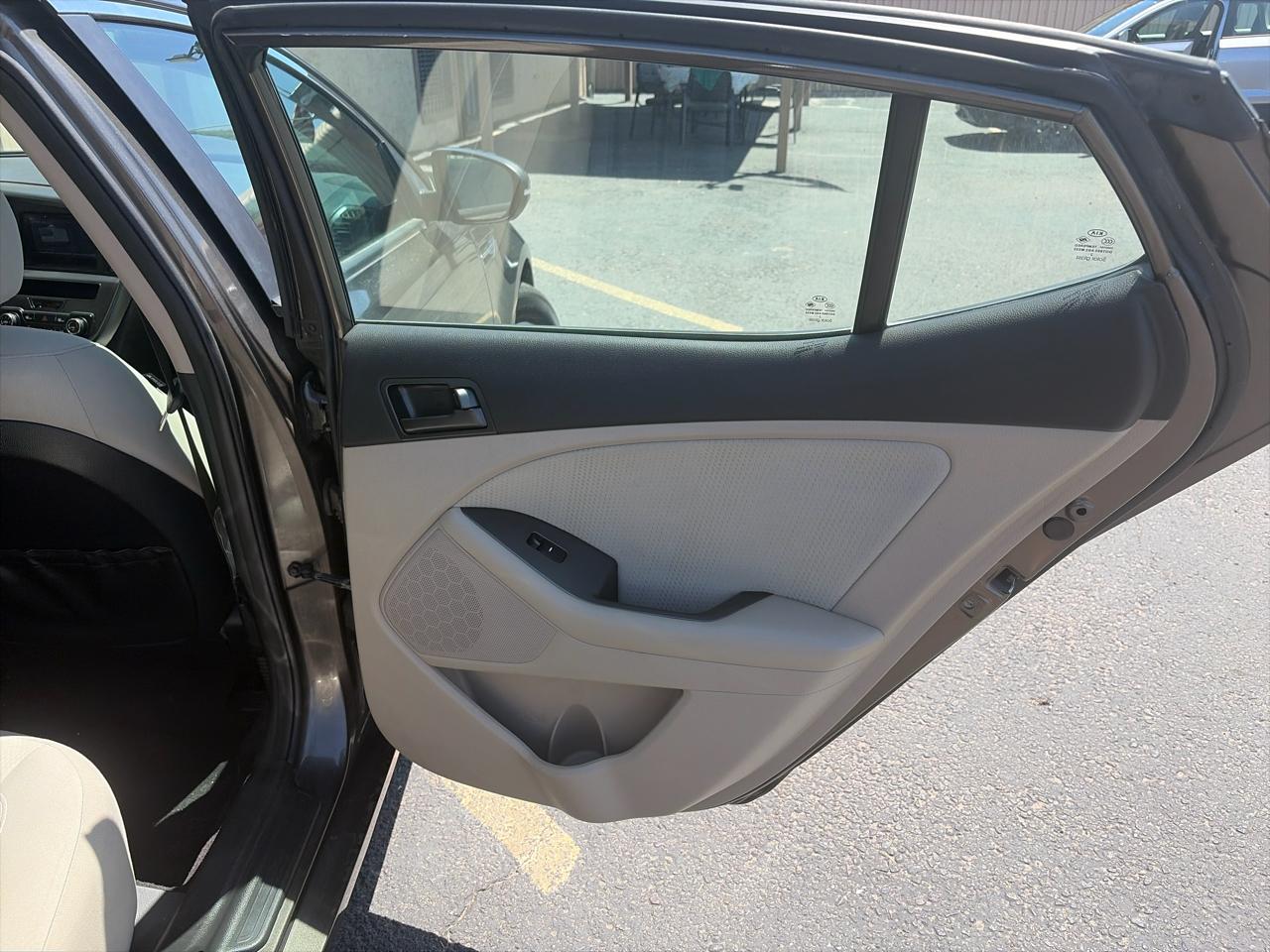 Kia Optima LX MT 2013