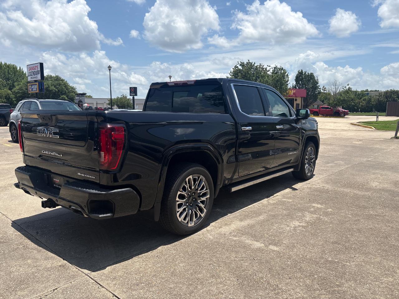 GMC Sierra 1500 Denali Ultimate Crew Cab 4WD 2023
