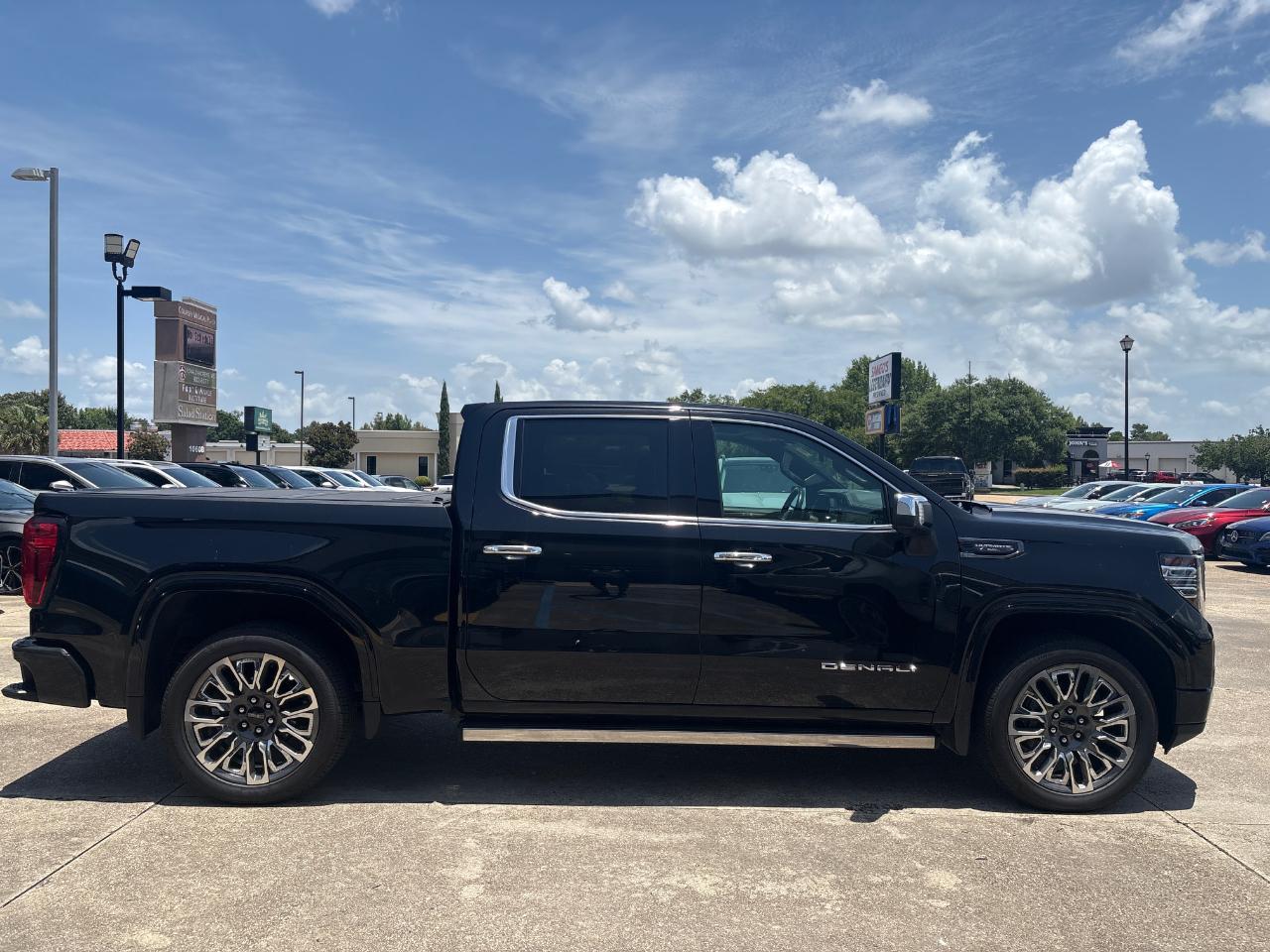 GMC Sierra 1500 Denali Ultimate Crew Cab 4WD 2023