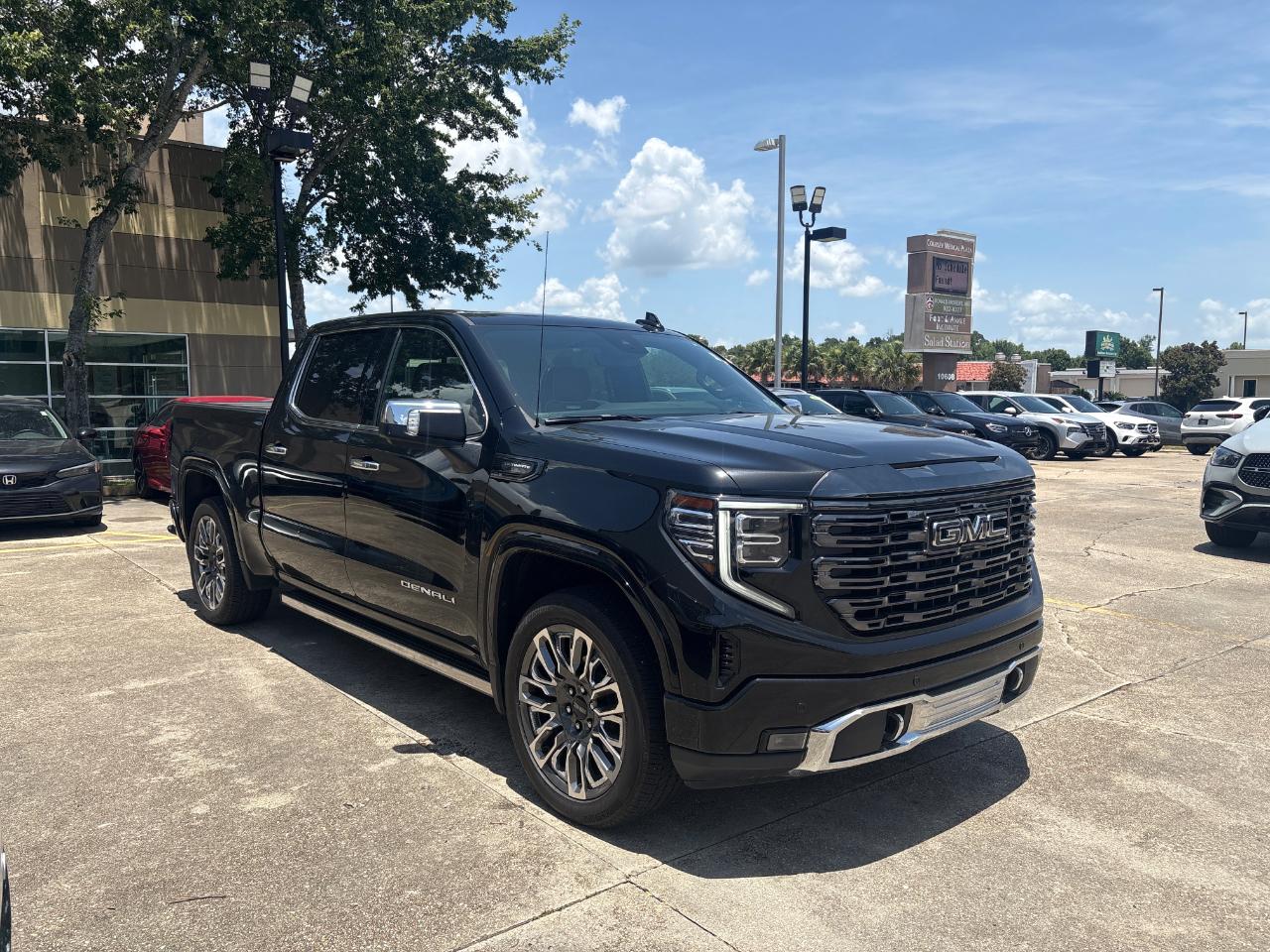 GMC Sierra 1500 Denali Ultimate Crew Cab 4WD 2023