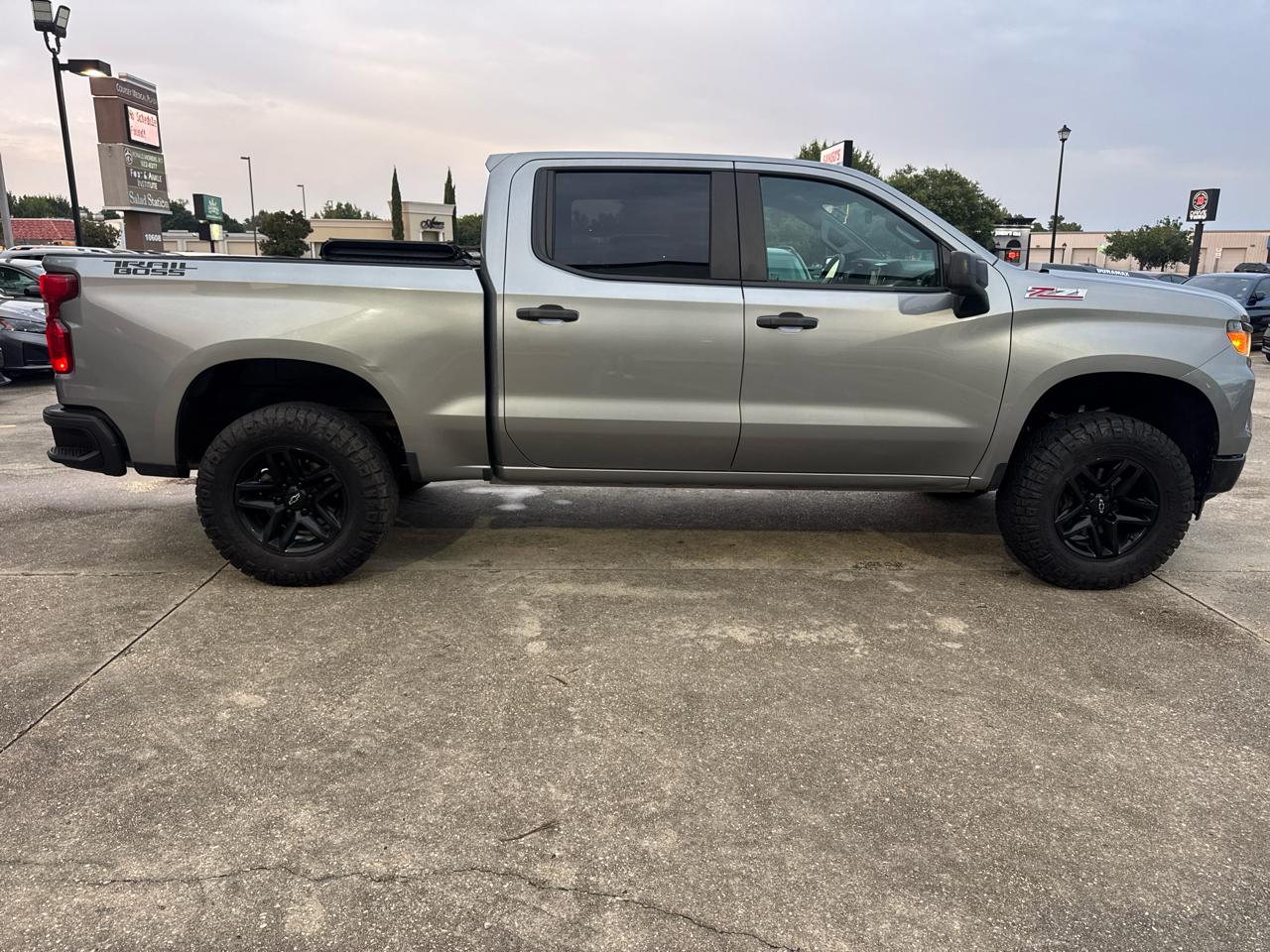 Chevrolet Silverado 1500 Trail Boss Custom Crew Cab 4WD 2023