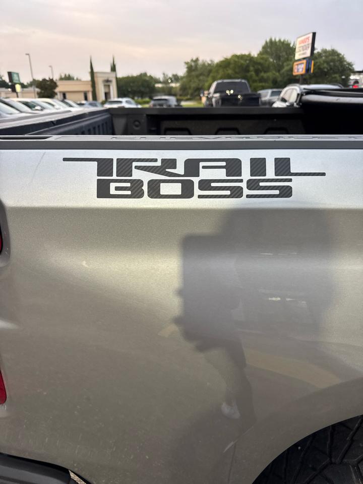 Chevrolet Silverado 1500 Trail Boss Custom Crew Cab 4WD 2023