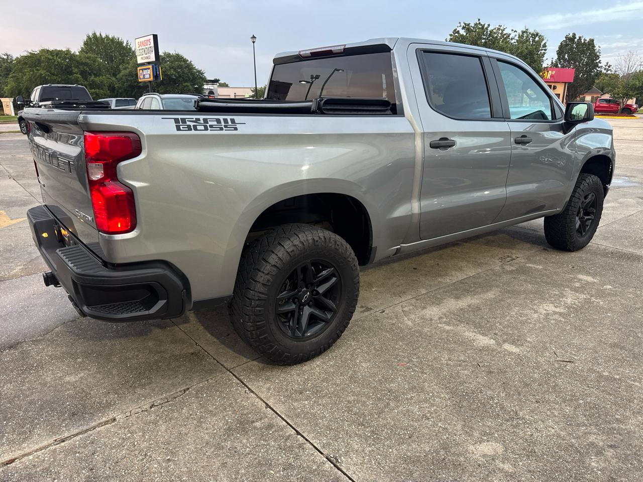 Chevrolet Silverado 1500 Trail Boss Custom Crew Cab 4WD 2023