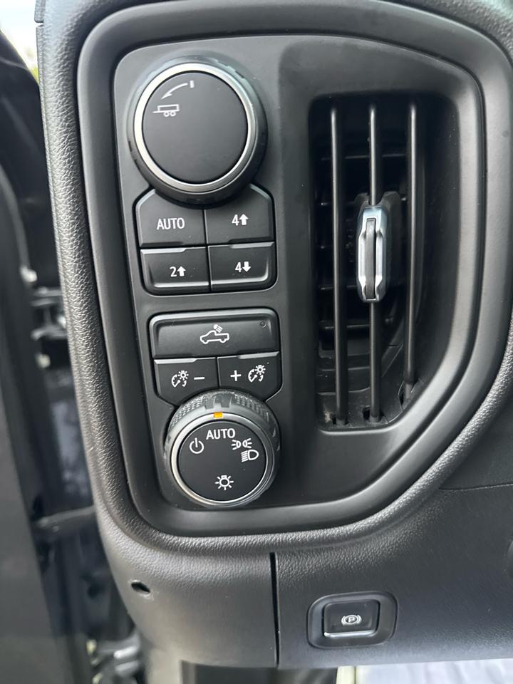Chevrolet Silverado 1500 Trail Boss Custom Crew Cab 4WD 2023