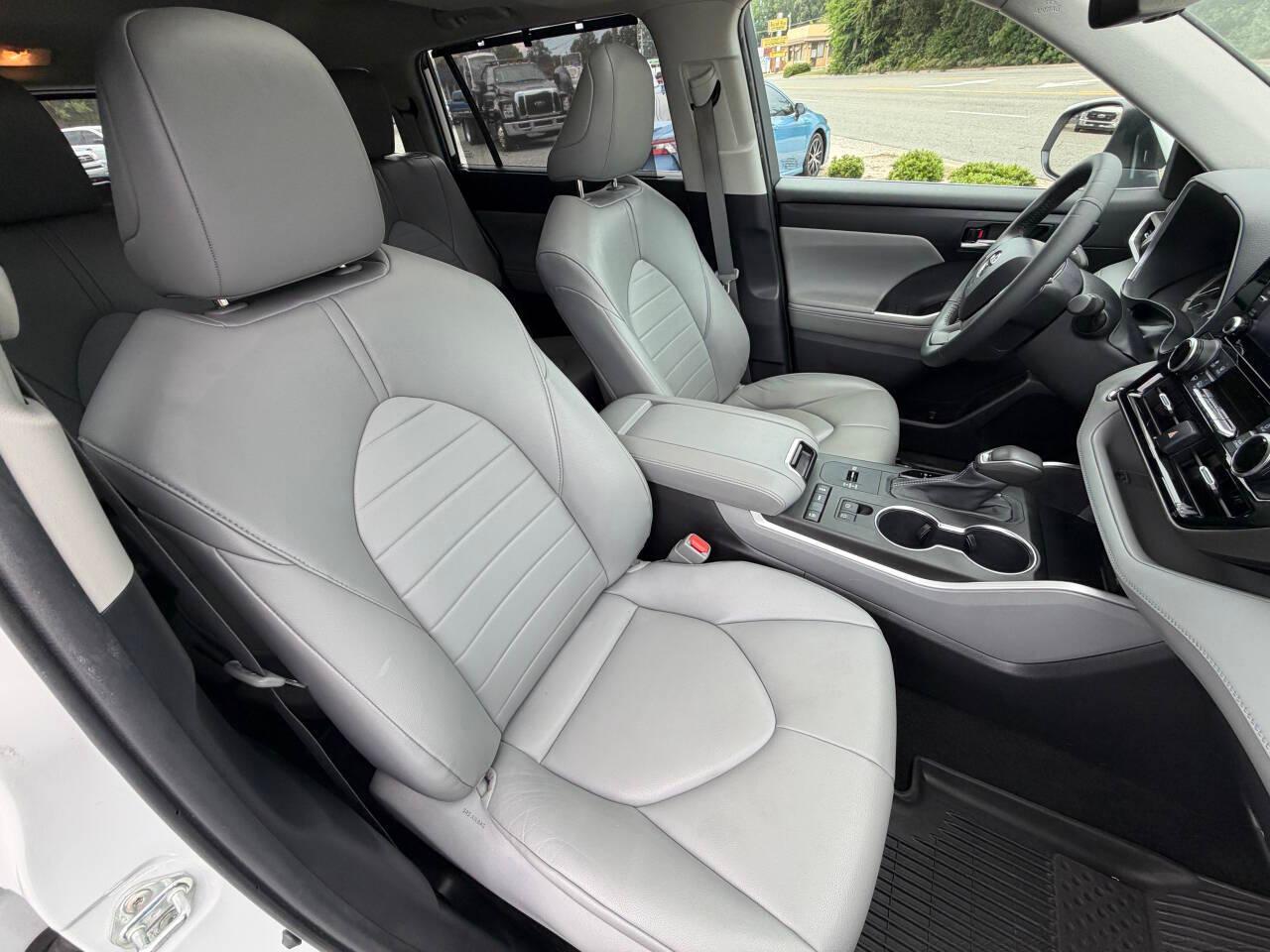 Toyota Highlander XLE FWD V6 2022