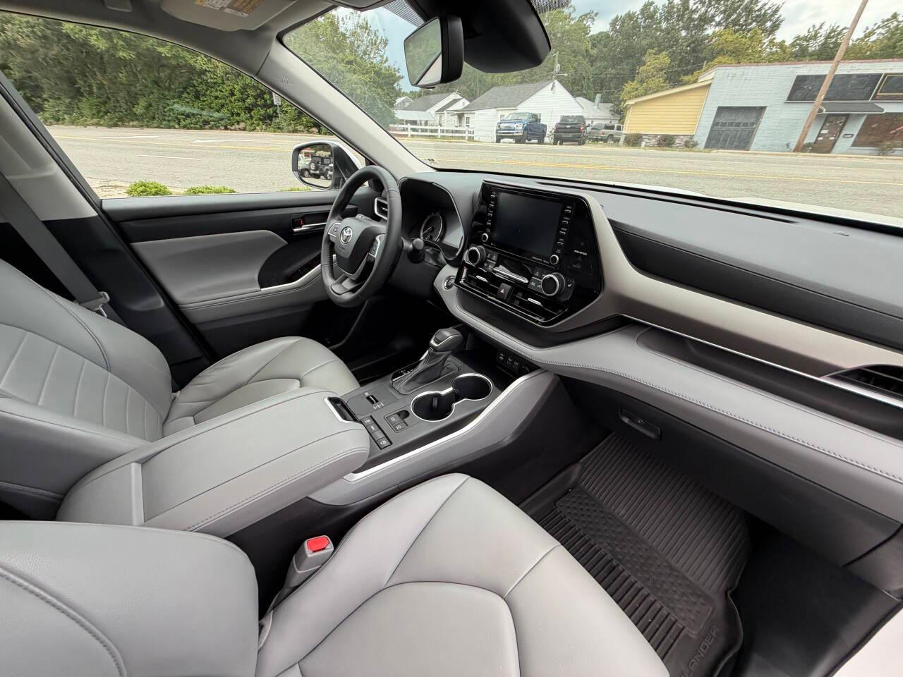 Toyota Highlander XLE FWD V6 2022